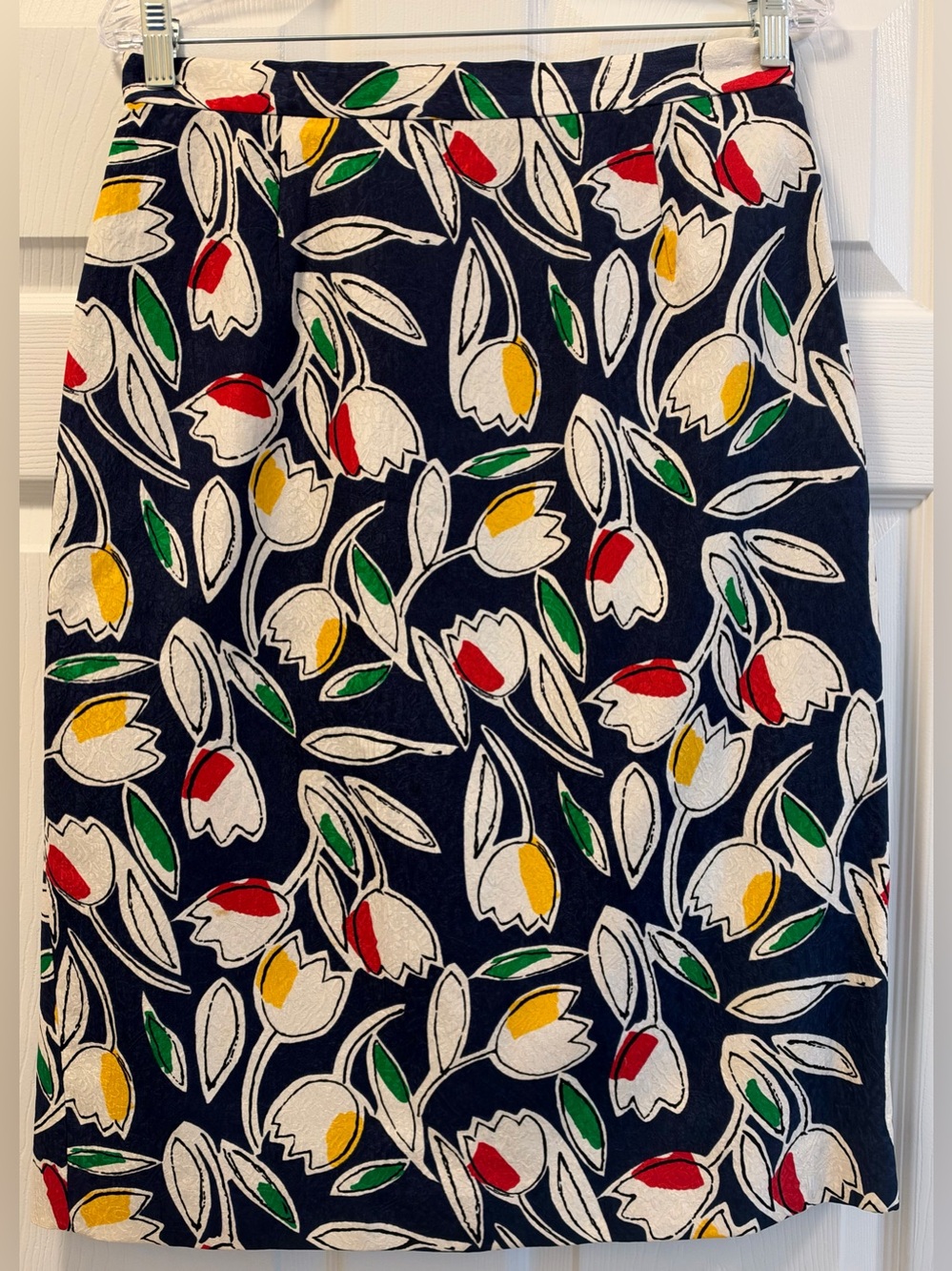 Oscar De La Renta Vintage 100% Silk Navy Tulip Print Skirt Size 12. Fits a 6/8.